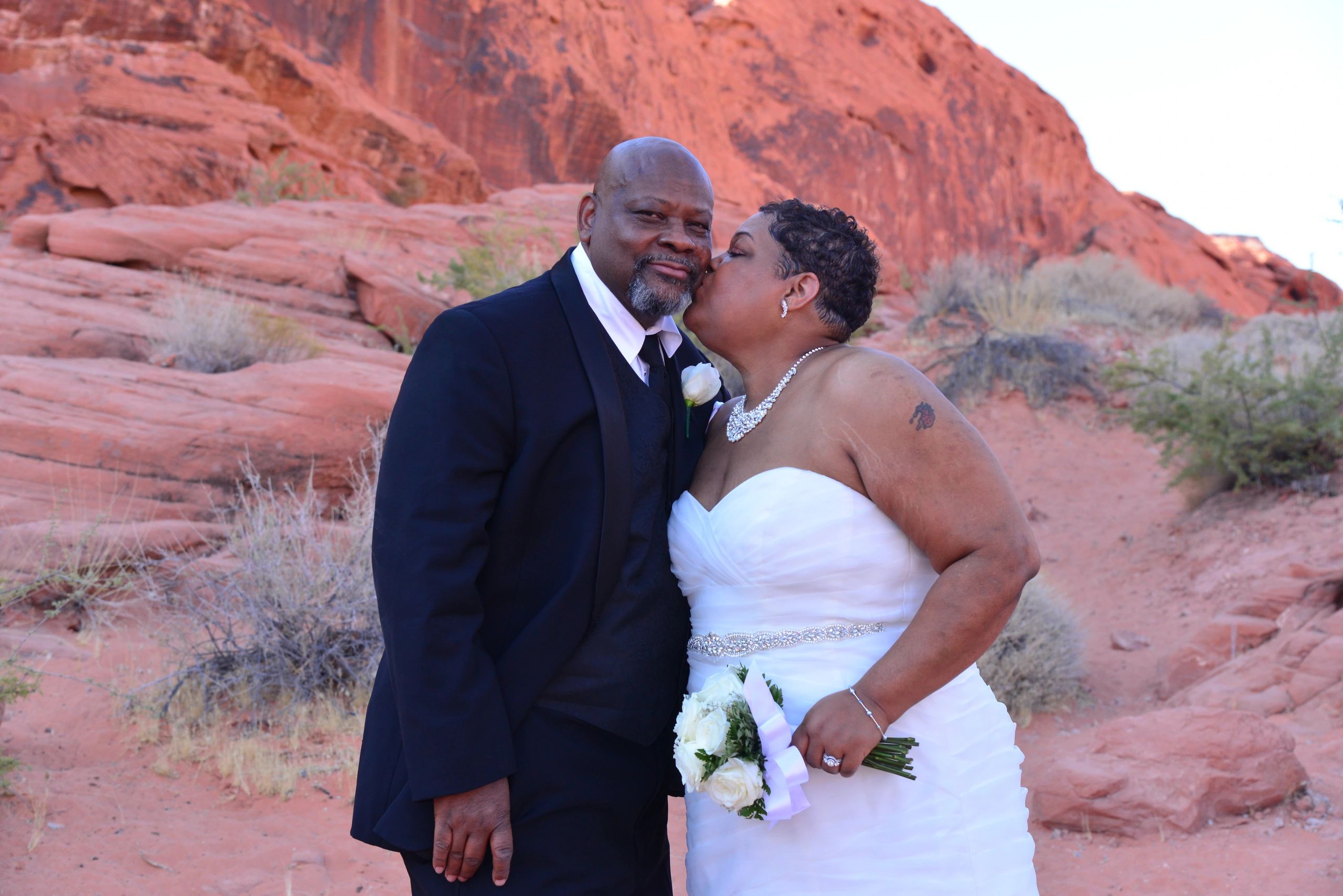 Bride and groom Valley of Fire red rocks